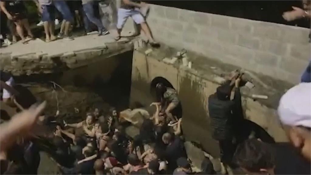 巴西耶誕慶典人行道坍塌　12童18大人跌落河