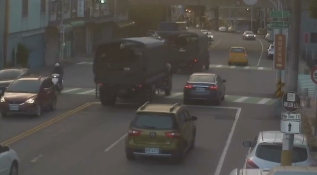 苗栗軍卡"滿載軍人" 變換車道撞轎車再波及停路邊車