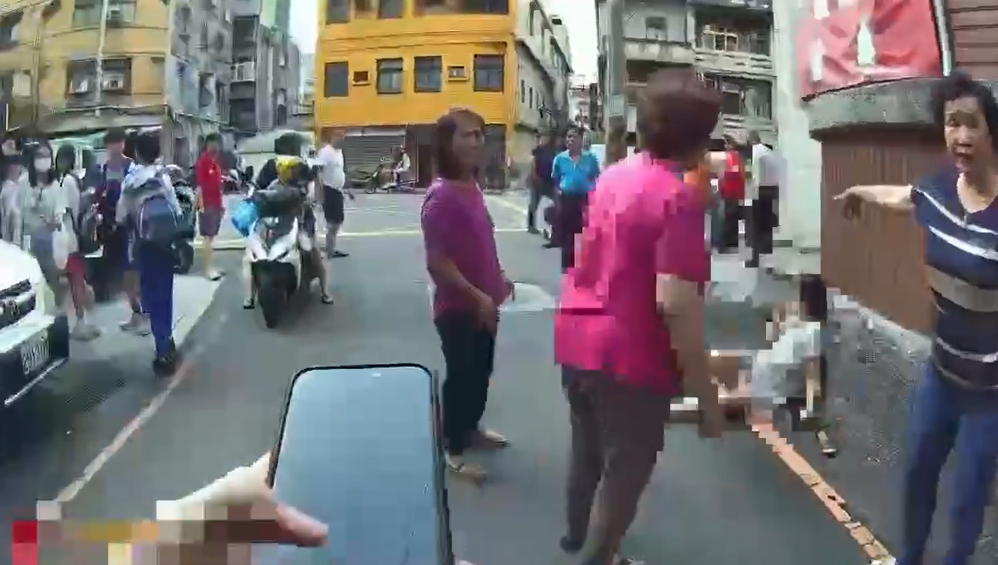 惡狼尾隨高中生　七旬婦救孫　遭暴力毆打　鼻骨斷肝破