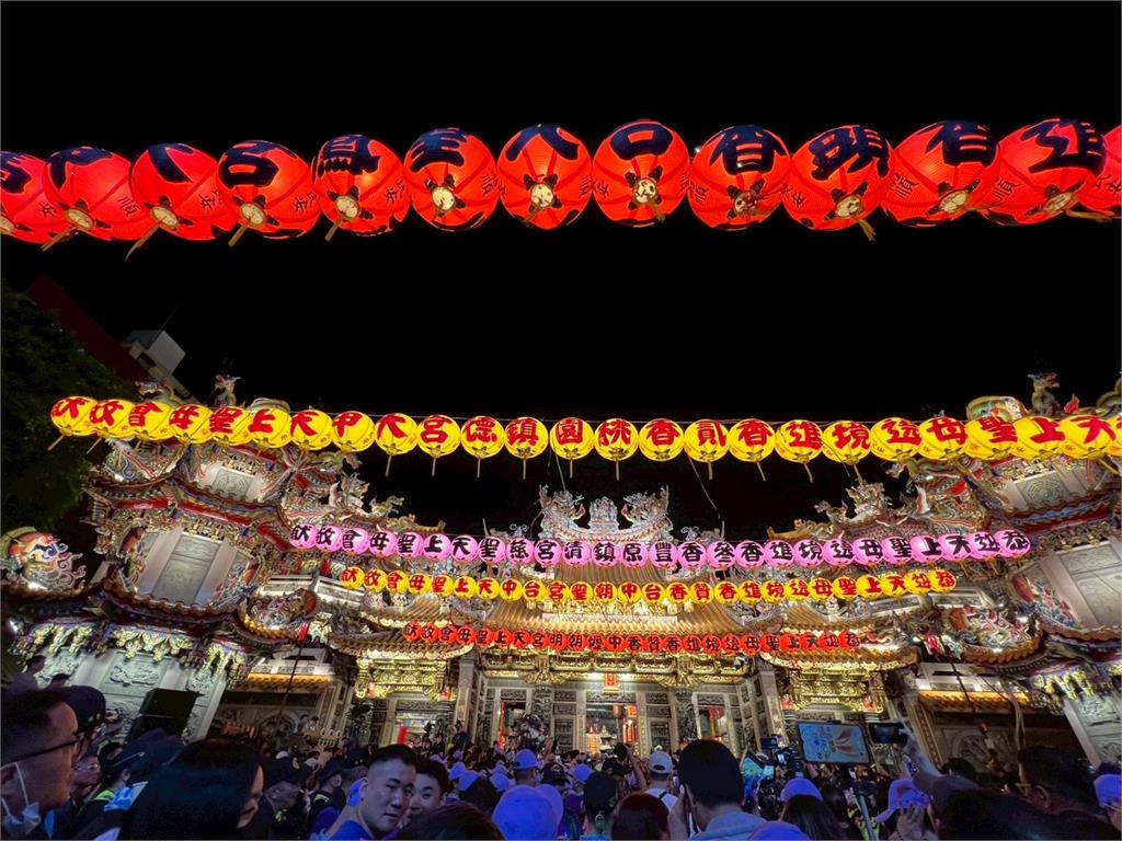 大甲媽出巡「女信眾挺柯文哲」要媽祖保佑!網一看「竟是蔡壁如」驚了:沒用…