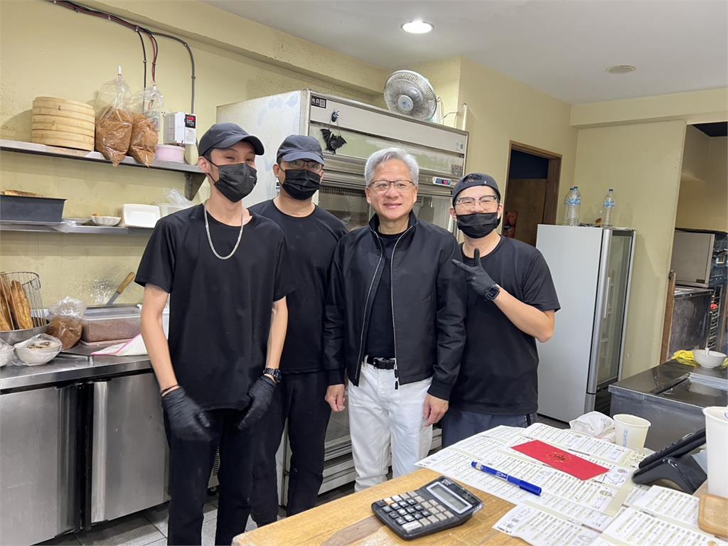 快閃來台過感恩節見朋友 黃仁勳曝張忠謀身體狀況
