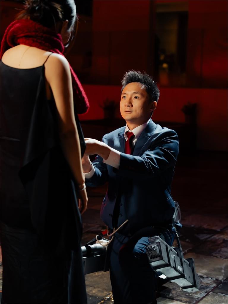 鍾培生求婚化身《進巨》從天而降！昔豪語「1天激戰3次、最久2小時」秘訣全招