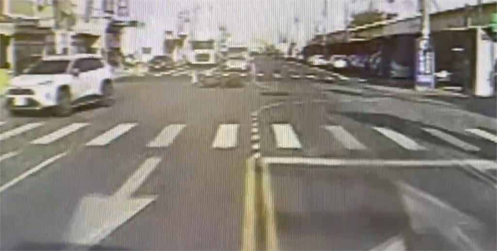 馬路「撞」況多！　婦疑闖紅燈遭公車撞倒　轎車違規擦撞機車