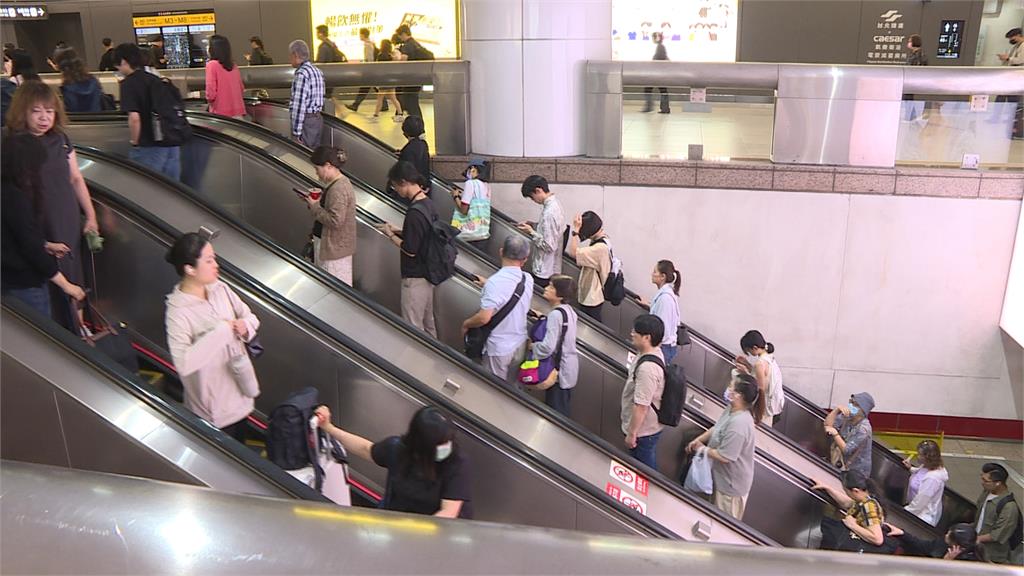 北捷搭手扶梯「被踩裙擺」　往後倒釀連環摔３人挫傷送醫