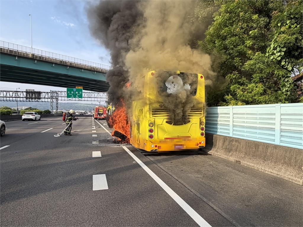 快新聞／下班注意！國1彰化系統「遊覽車起火」竄濃煙　駭人影像曝