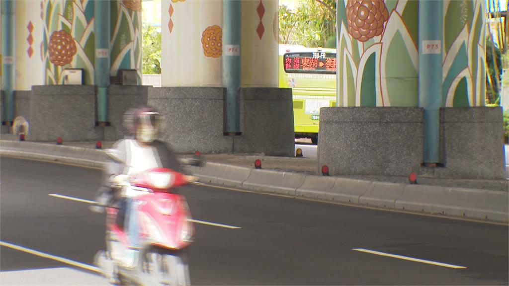 不滿乘客跟司機「閒聊」 正義乘客「飆罵」制止全車傻眼