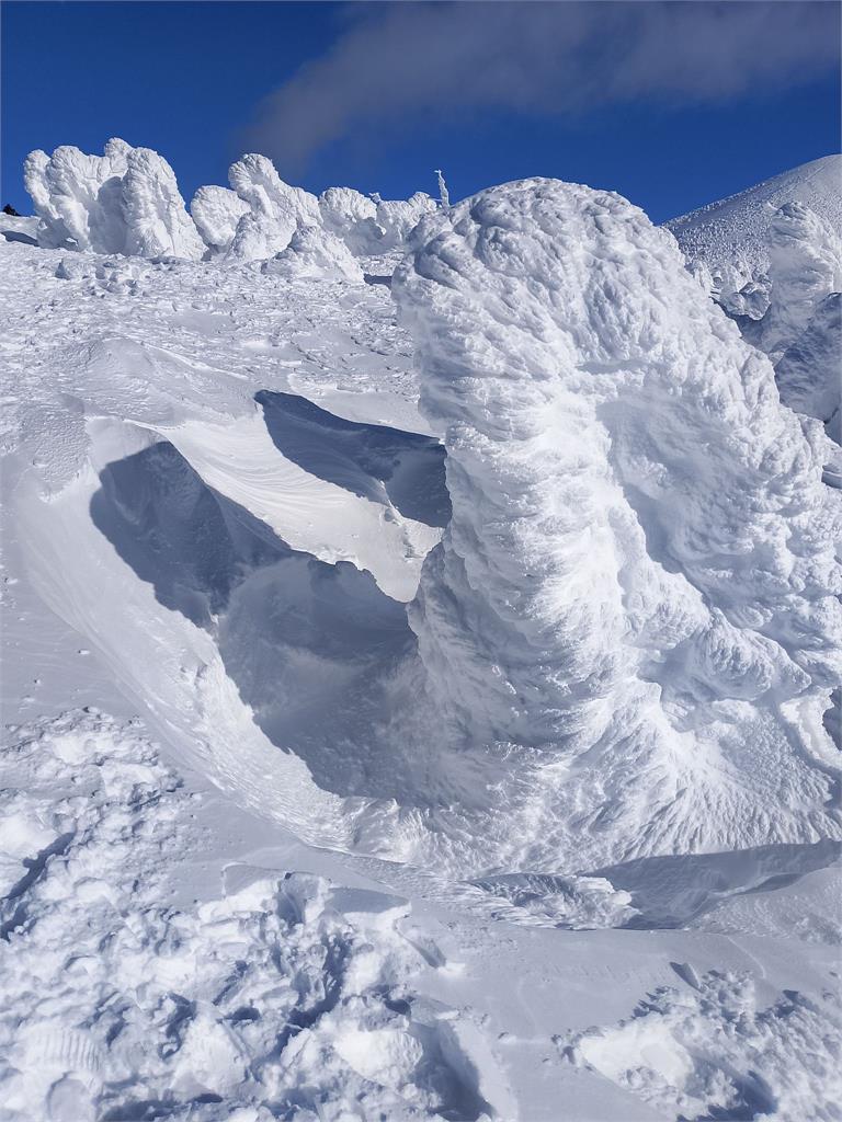 台人赴日賞雪「跌2.5公尺雪洞」!親曝「生死經歷」⋯越想脫困跌越深