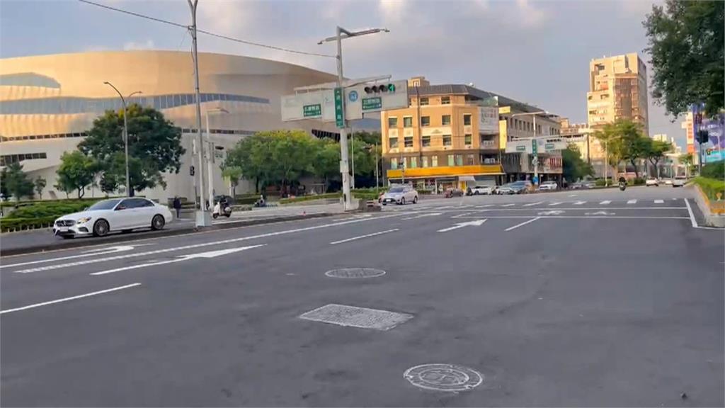 變換車道撞2車! 駕駛竟「倒退嚕」踩油門揚長而去
