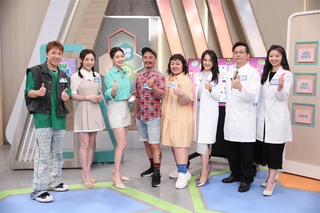 大根憋尿面色鐵青 被眾人抬去上廁所?!
