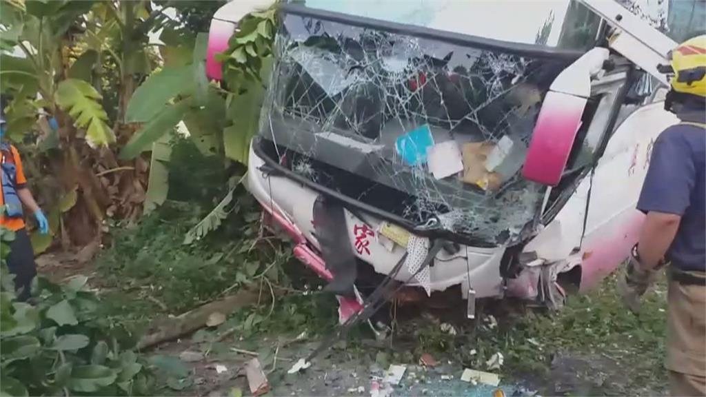 台南遊覽車撞破護欄 翻落邊坡釀8人受傷送醫