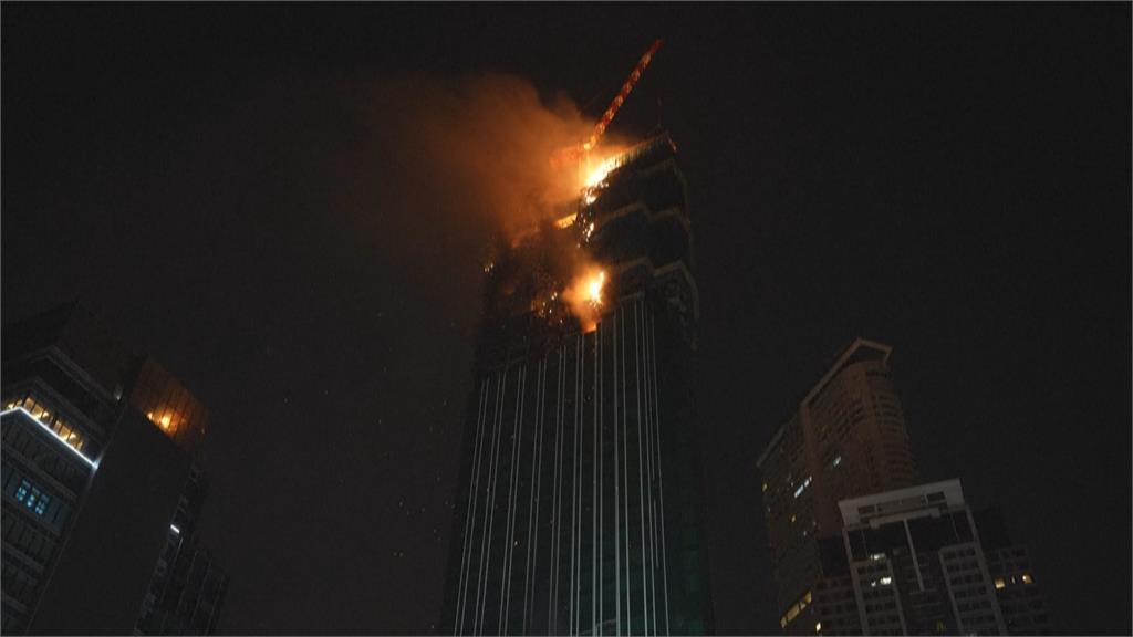 香港尖沙咀「火燒摩天樓」延燒9小時 知名「重慶大廈」險遭波及