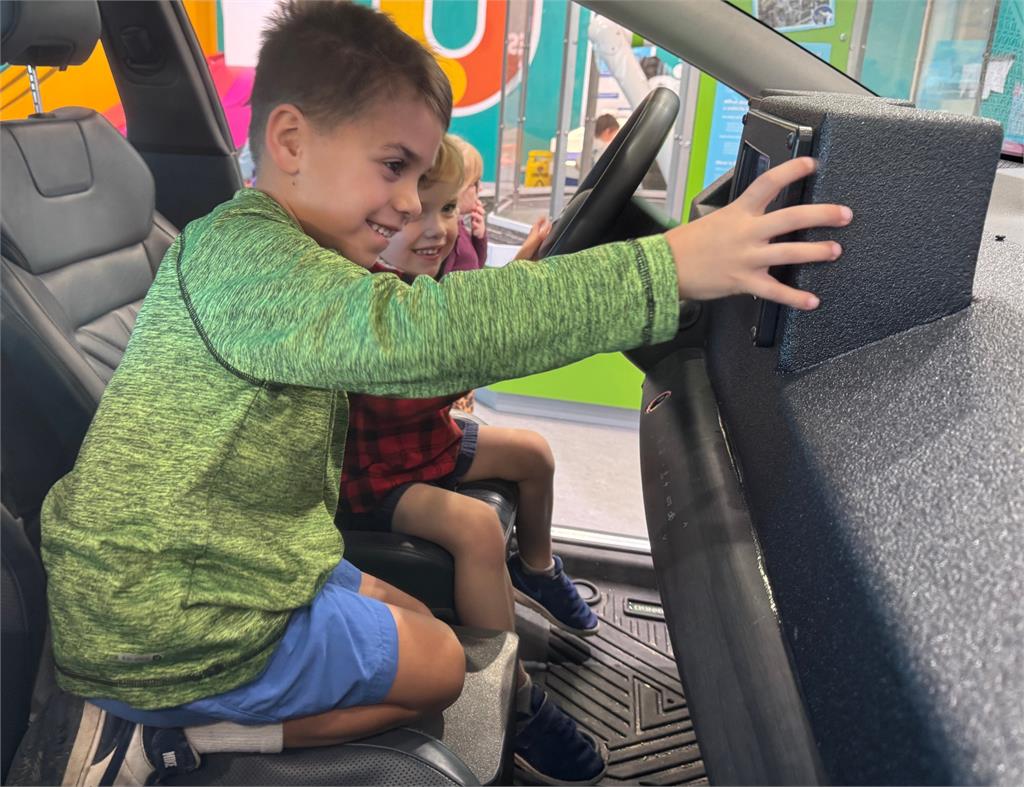 4歲童坐駕駛座「扶方向盤開車」遭網嗆爆！危險畫面曝光…母竟反嗆：踢到你家祖墳？