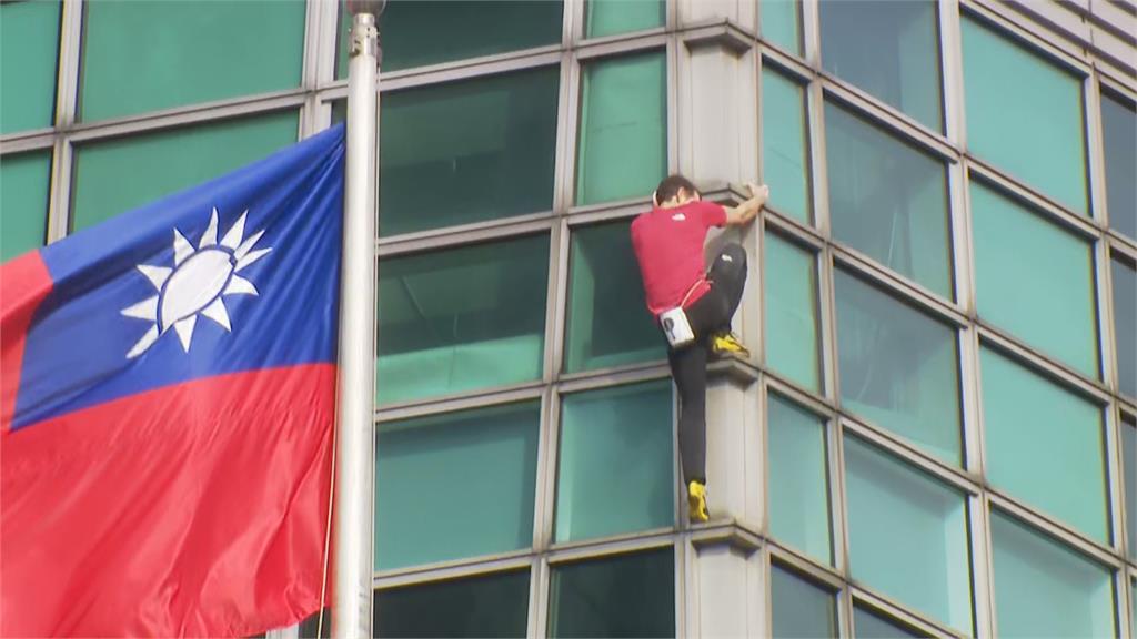 霍諾德成功攀爬101！賈永婕「1心機舉動」被全球直播放送：世界看見台灣