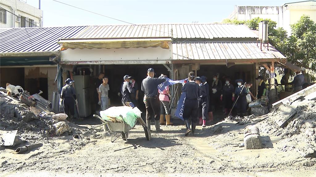 光復鄉災區見「現金超人」　連輛天暖贈受災戶每戶1萬元