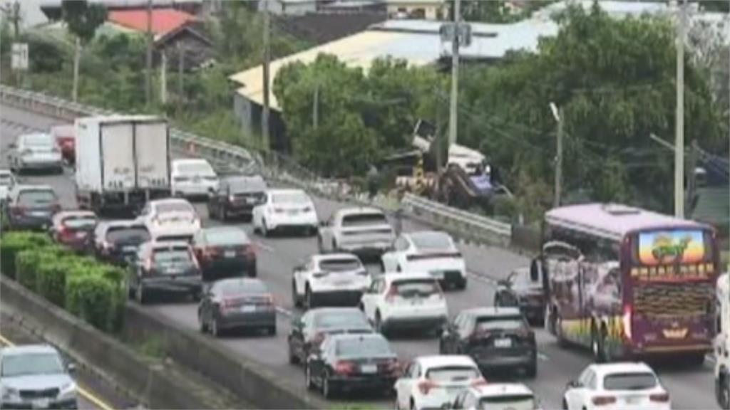 國道1號拖板車爆胎失控墜邊坡 清明收假車流一度回堵