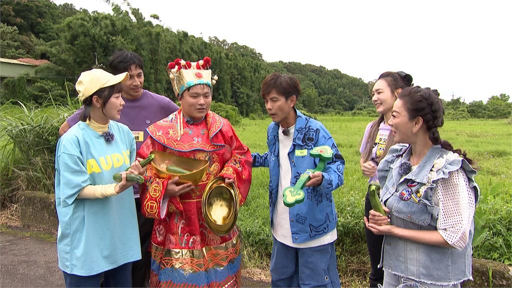外景節目體驗「櫛瓜種植」 藝人阿翔變身「人體捕蠅片」