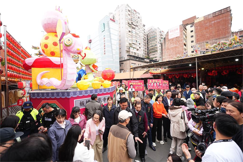 快新聞／被喊選市長一定挺！合體蕭美琴發福袋人氣旺　蘇巧慧：開議後繼續拚