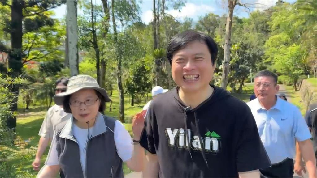 蔡英文帶宜蘭縣長參選人林國漳登山　熱情粉絲搶合照