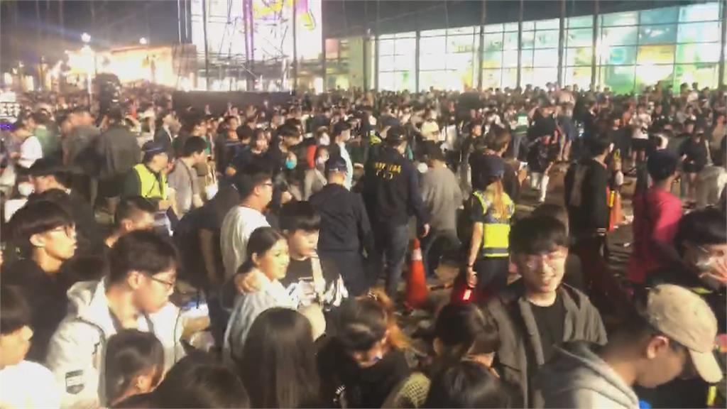虛驚一場! 高雄跨年驚傳有人亮刀 警約談查看影像原來是"它"