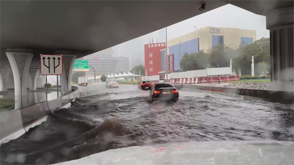 豪雨侵襲！杜拜分隔島被淹沒　阿曼部分地區停班停課