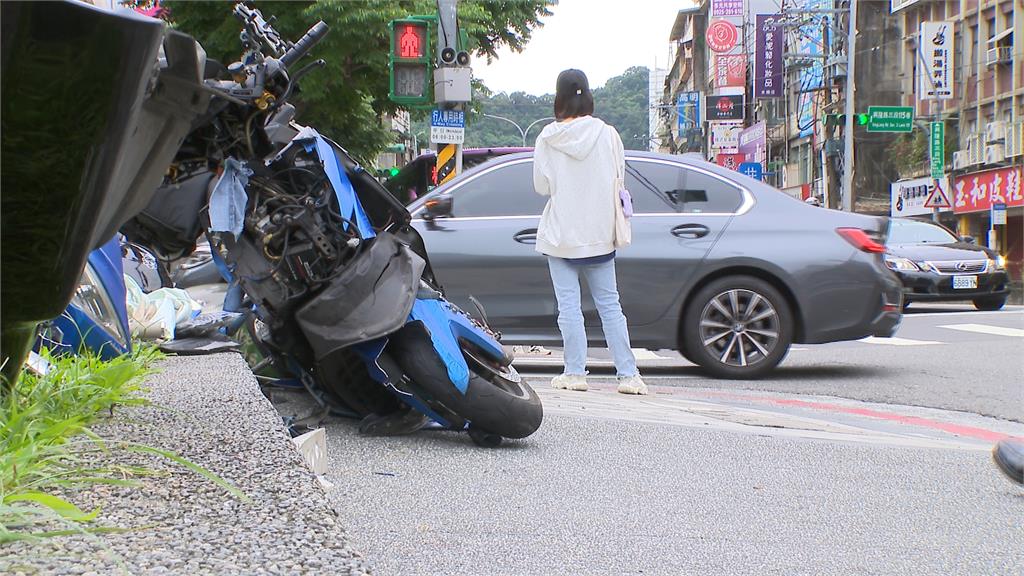 汽車搶快違規闖燈轉彎撞飛機車 一排路人慘遭波及成「人肉保齡球」