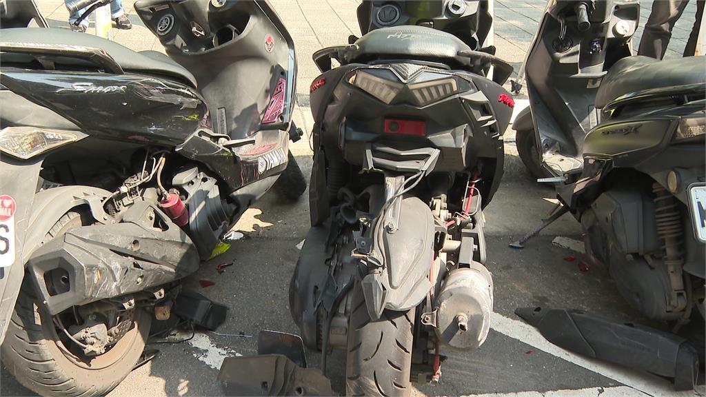 公車撞翻路邊10輛機車 司機肇事逃逸下場慘了