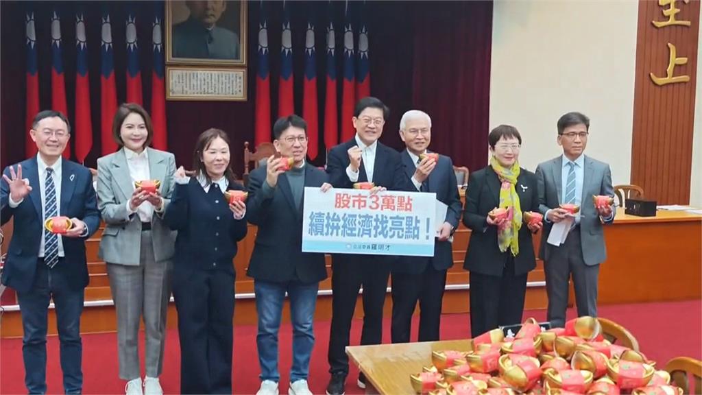 羅明才發雞排+珍奶賀台股3萬點 被酸幫鄭麗文洗白