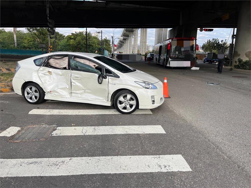 轎車違規轉撞公車5人送醫! 監視器畫面曝光
