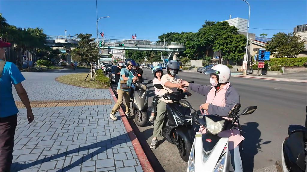 自製風車.手環　超狂"洋流號"　跟車掃　支持者大秀創意　力挺沈伯洋