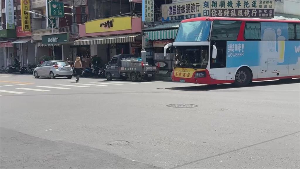 高雄公車駕駛轉彎未停讓　行人險遭撞幸及時跳開