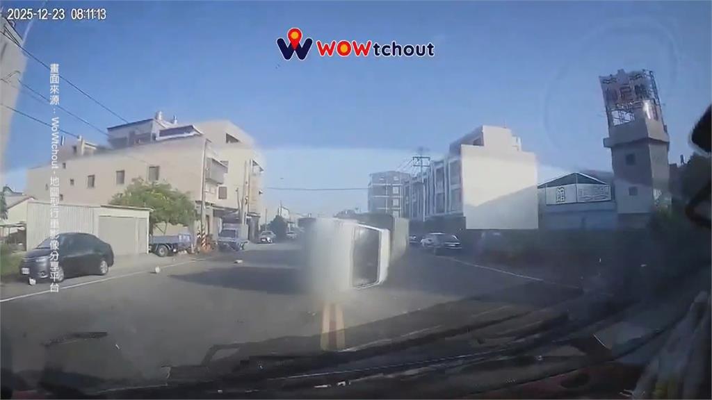 砰!　小貨車闖紅燈遭撞翻　直行小客車零件噴飛