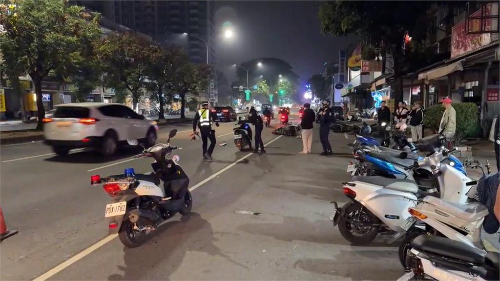 10歲男童玩板摔倒「滑板衝車道」　騎士急煞躲避釀後車連環撞