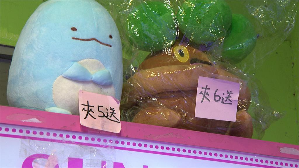 饒河夜市娃娃機遭偷獎品　疑老師帶學生全程目睹未制止