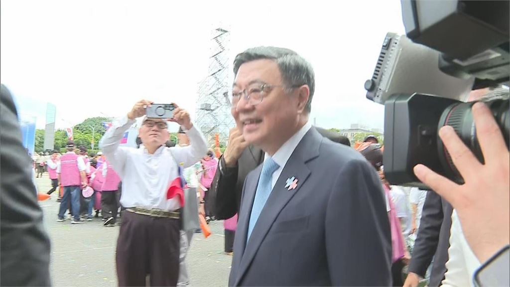 韓國瑜國慶致詞大脫稿！致詞完下台握手「直接略過卓榮泰」無視畫面全被拍