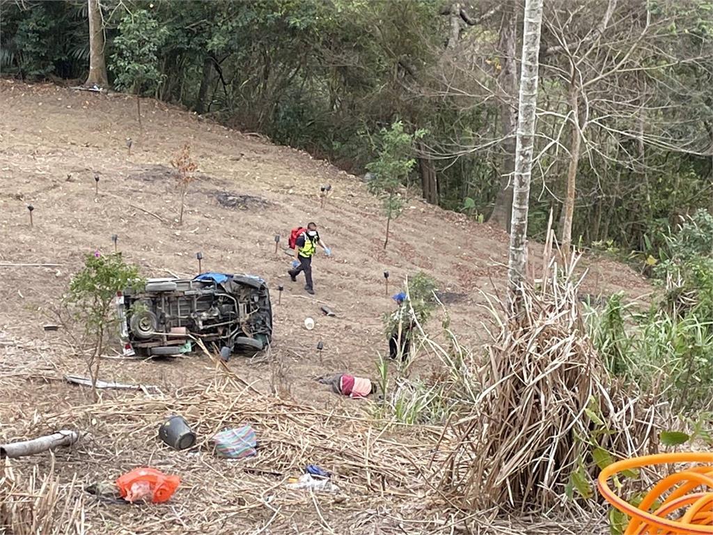 最新／墜30米深谷！小貨車「側翻」變形　駕駛口鼻出血、意識不清躺檳榔園