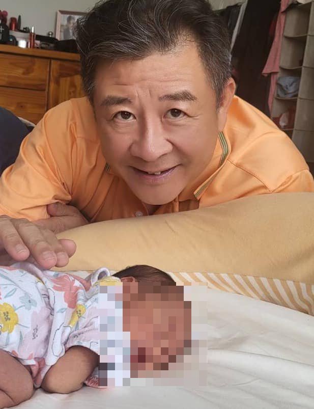 消失螢光幕2年!63歲男星「升格當阿公」現身木柵宮廟 親民模樣曝光