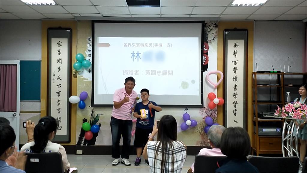 令人羨慕的畢業禮物 雲林這間國小畢業生每人1支新手機
