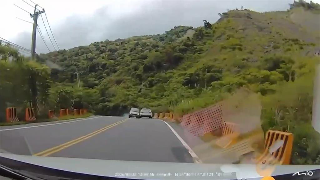 驚險！三輛經典老車多利800　山路競速險撞車、警以車追人　