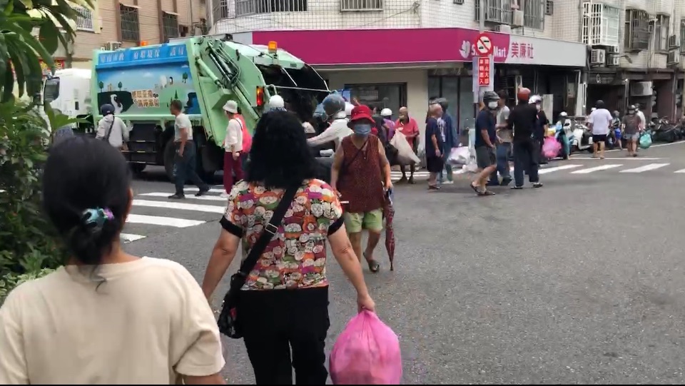 不滿垃圾車不等人 男子拿球棒追打垃圾車被提告