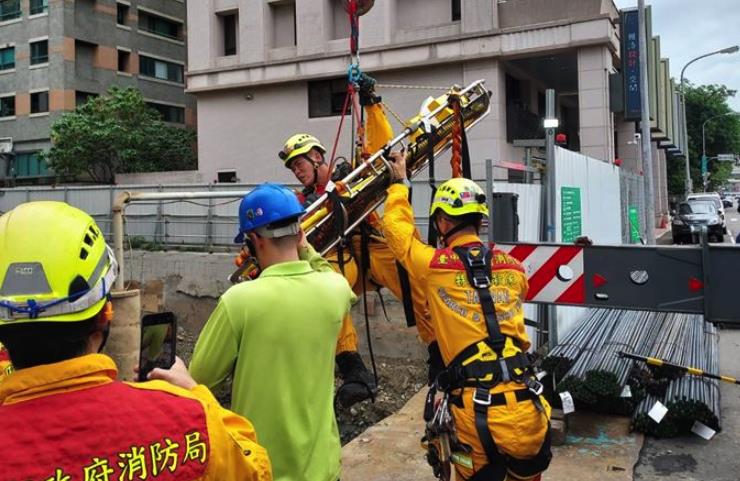 快新聞/台中工地意外!31歲工人掉落地下室「摔斷手」 警消吊掛救援