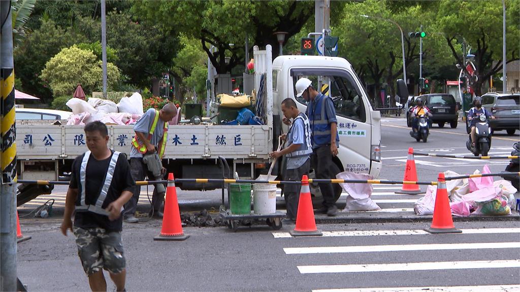 高雄路面施工脆弱現坑洞 輪椅身障者前輪卡住慘摔