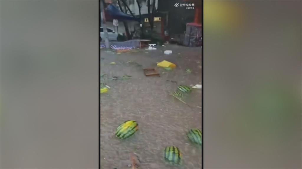 中國廣西欽州大暴雨侵襲　上百輛車被淹　人員受困