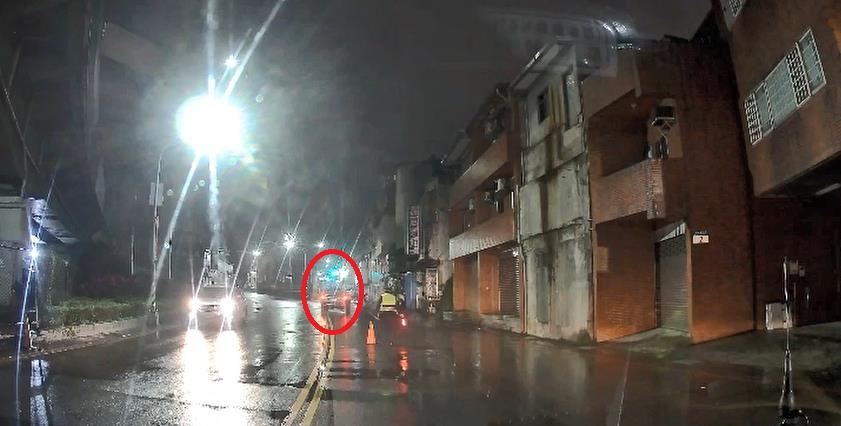 快新聞/你看不到我! 酒駕男「關大燈」避臨檢還逆向行駛