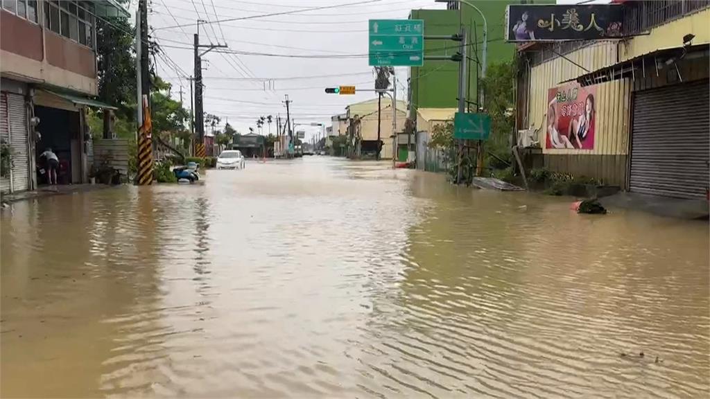 雲林斗南淹大水「一度深及胸口」 救難人員出動橡皮艇撤離民眾