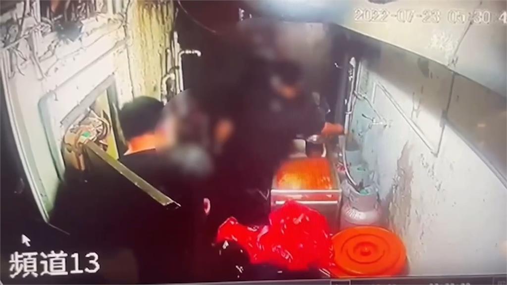 黑衣男朝小吃店怒潑汽油 竟是因這原因被列拒絕往來戶
