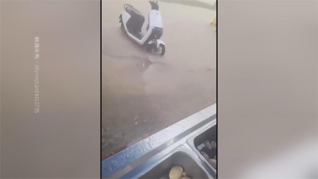 海南五指山市雨量破紀錄 民眾騎車「水深及脖」遭沖走