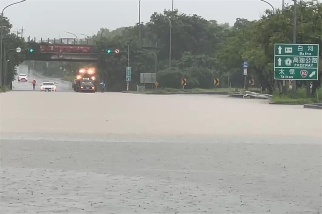 快新聞/上班注意!嘉義朴子「忠和交流道」暴雨淹水 警方封路管制