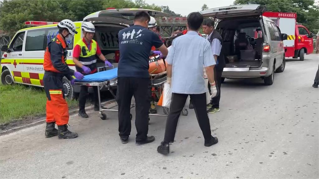 墜逾20樓高深谷 皮卡駕駛卡樹林翻落瞬間曝光
