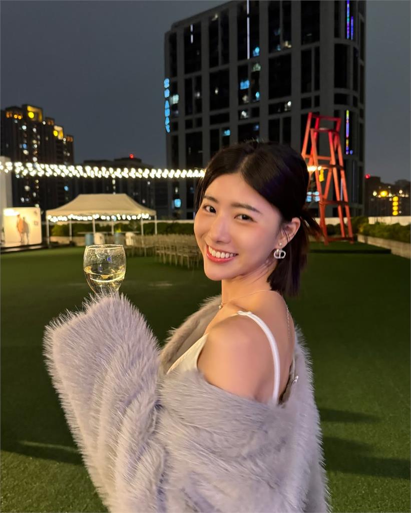 啦啦隊女神退役首發聲!全裸泡湯洩雪白美背感性吐心聲:我不是完美的人