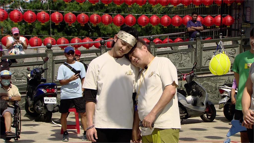 《綜藝大集合》為了表演藝術系示範郭忠祐脫稿壓著胡瓜頭要激吻!全場大喊不舒服